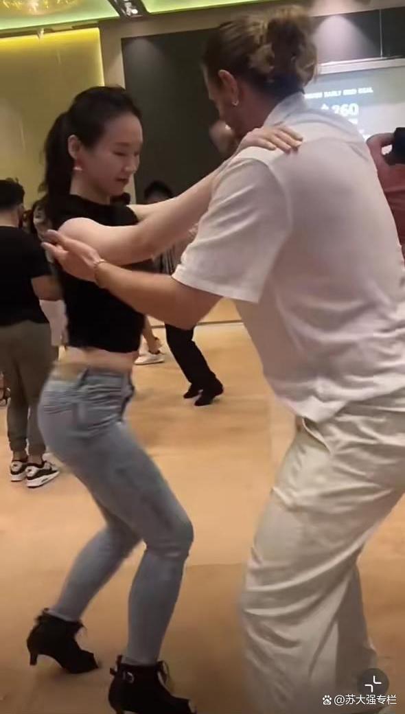 张小姐最新爆料视频,惊人内幕大公开！